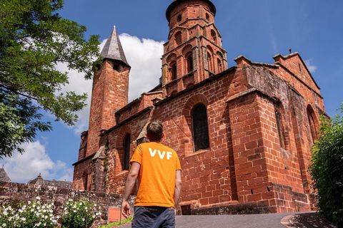 800 m vom mittelalterlichen Dorf entfernt besteht der VVF von Collonges-la-Rouge aus zweistöckigen Ferienhäusern. Dieser Club liegt im Herzen eines Eichenhains und ist ideal für einen Aufenthalt im Dordogne-Tal gelegen.