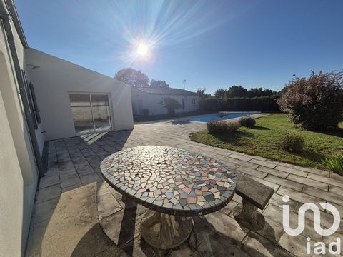 iad France - Valérie Magal vous propose: Plain pied, Maison de 120m² avec studio non attenant, grand garage à Clavette 15 minutes de La Rochelle Laissez-vous séduire par cette magnifique maison de plain pied à Clavette, offrant un cadre de vie idéal ...