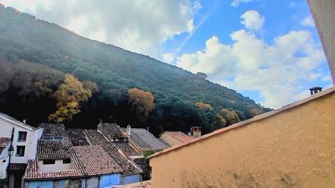 Maison à saisir au coeur du village historique des Mées, entièrement rénovée, au calme.