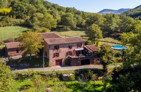 Propriété d'exception + gîte + piscine + terrain avec source - BROQUIES