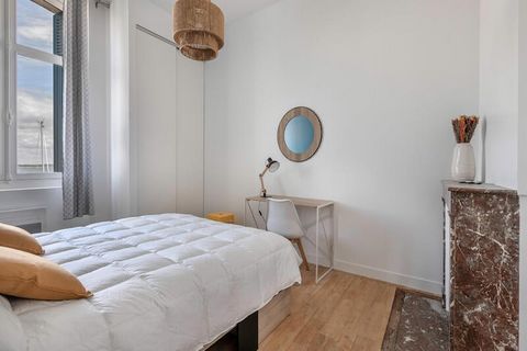 Voel het zachte ritme van de Atlantische bries wanneer u het terras betreedt van dit prachtig gerenoveerde appartement in het hart van Le Croisic. Met een adembenemend uitzicht op zee en een toplocatie nodigt dit charmante toevluchtsoord u uit om uze...