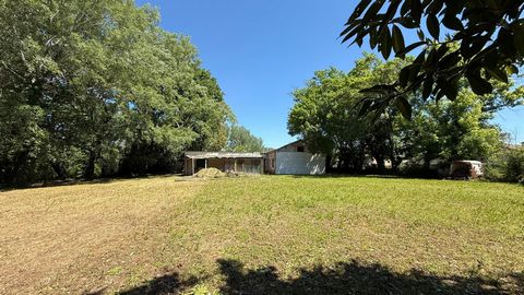 Maison de 177 m² à rénover sur terrain plat de 2 110 m²