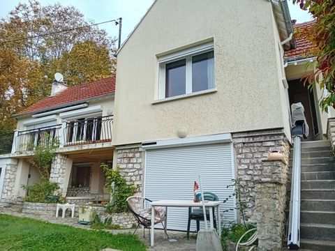 Maison familiale sur sous sol avec vue sur rivière et terrain de loisir.