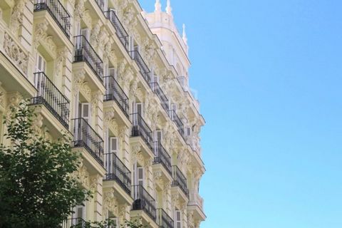 Здание, расположенное в эксклюзивном квартале Кастельяна в районе Саламанка в Мадриде. Это один из самых престижных и востребованных жилых и коммерческих районов города, с большим количеством магазинов, ресторанов, баров и отличным транспортным сообщ...