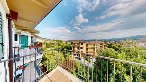 We propose for sale a delightful flat located in a quiet residential area of Salò, a stone's throw from the lake. This spacious flat is located on the second floor of a pleasant building with lift, and enjoys exceptional brightness thanks to the nume...
