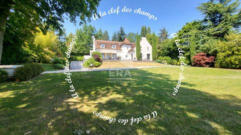 The agency A La Clef Des Champs offers you in Gif Sur Yvette, a magnificent property composed of a villa respectful of the architecture of the Chevreuse valley located in its park of about 4,000 m² still offering building rights. This beautiful famil...