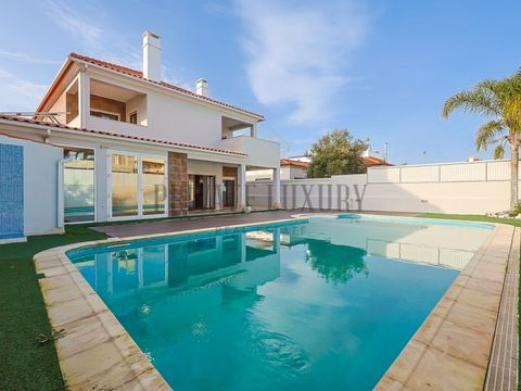 This interesting 4 bedroom villa with swimming pool, offers a luxurious and comfortable lifestyle, with several amenities that ensure maximum comfort for the whole family. On the ground floor, as you enter the house, you are greeted by a spacious liv...