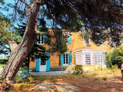 Exclusively in the popular town of Gigondas, in a quiet environment in the heart of the vineyards with a splendid view both on the Dentelles de Montmirail and on the plain, for sale an old house with a small garden, ideal as secondary housing. This h...