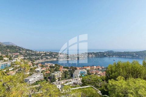 VILLEFRANCHE SUR MER - Stängt område / ÖVERSTA VÅNINGEN Lägenhet-villa 3-4 rum 90 m² med terrass, veranda, trädgård, panoramautsikt över havet // Vaktmästare /VILLEFRANCHE SUR MER Idealiskt beläget i hjärtat av en liten privat domän, några minuter fr...