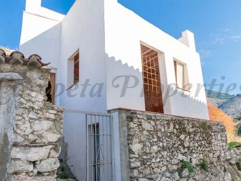 This is one of our townhouses in Sedella, a special project with great potential to become the future home of your dreams! Located in the upper part of the village of Sedella, we find this house which is accessed by a set of stairs passing through th...
