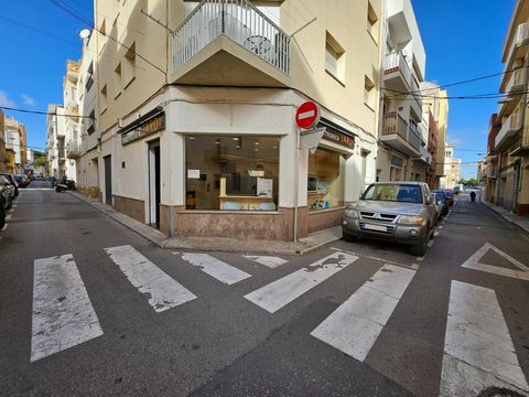 In het vissersdorp l39Ametlla de Mar verkopen wij handelspanden van 115 M2 zeer centraal gelegen in de oude stad verdeeld over een begane grond van 90 M2 en een loft van 25 M2 Het heeft hoge veiligheidsbalken