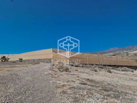 Wir präsentieren die Gelegenheit, diese große Finca von 27.000 m2 und 450 m2 gebaut 300 Meter hoch mit unglaublichem Panoramablick in Guia de Isora, Teneriffa Süden zu kaufen. Das Anwesen verfügt über Gewächshäuser fast vollständig von Metern, und is...