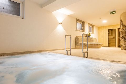 Im 70 m² großen Apartment fühlen sich bis zu 5 Personen wohl. Ihre Ferienwohnung verfügt über 2 Schlafzimmer (1 Doppelbett, 1 Doppelbett und Einzelbett oder Schlafsofa), 1 Badezimmer mit Dusche oder Badewanne und WC (Haarföhn vorhanden), einen Wohn-E...