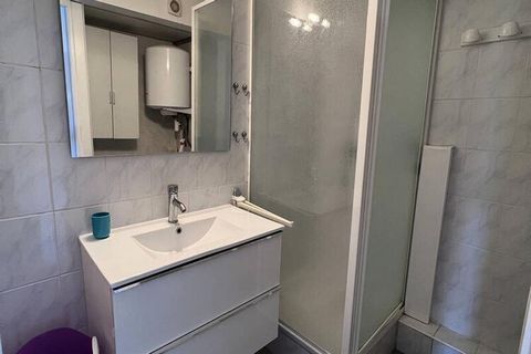 T2 + Cabine avec climatisation, pour 4 personnes - Centre station - PORT LEUCATE (11), Au rez-de-chaussée de la résidence WINSURF I, appartement comportant une chambre séparée, un coin cabine, une salle d'eau avec WC, séjour avec cuisine ouverte et t...