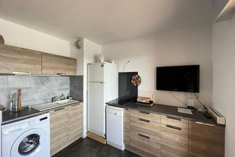 Dit appartement voor 4 personen is inclusief: - Een slaapkamer met tweepersoonsbed (140cm) - Een badkamer met toilet en berging - Een stapelbed met twee eenpersoonsbedden in de cabine (90 cm) en opbergruimte in de gang - Een gerenoveerde en volledig ...