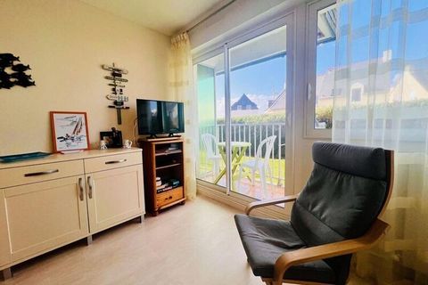 Facing Château Turpault, 2-room apartment with sea view of approximately 35m² for 4 people, ideally located a stone's throw from shops and beaches. It includes: - An entrance with storage, - A living room/lounge with convertible sofa, table, chairs, ...