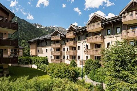 Dit 4-sterren vakantiehuis ligt in het hart van Chamonix en biedt een comfortabel verblijf met een prachtig uitzicht op de Mont-Blanc. Het appartement beschikt over 3 gezellige slaapkamers, een ruime woonkamer met een slaapbank en een volledig uitger...