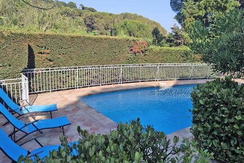 This Provençal style villa, with 120m² of living space, offers a perfect family getaway for up to 6 guests. The villa is equipped with modern amenities, including air conditioning in the living room and all bedrooms. The spacious living and dining ar...