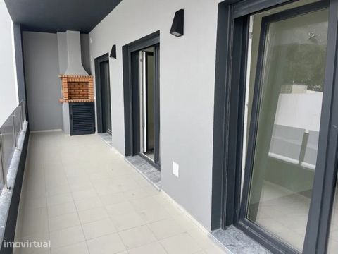 Ausgezeichnete Apartments in Quinta da Amizade, in Setúbal. Entwicklung bestehend aus 3-Zimmer-Wohnungen. Ausrüstung: -Klimatisierung - Eingebautes Kochfeld -Ofen -Beatmungsgerät -Waschmaschine -Geschirrspülmaschine - Zentralstaubsauger (Vorinstallat...