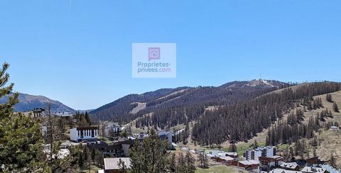 Au dernier étage d'un chalet de 9 appartements, ce 3 pièces s'ouvre sur un balcon au sud surplombant la station. Les prestations haut de gamme et 