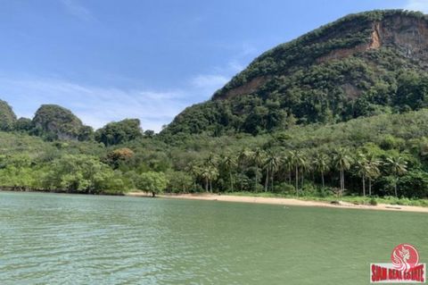 Terreno en venta en una isla deshabitada en la pintoresca bahía de Phang Nga. La parcela es de 61-2-60,7 Rai (98.640 metros cuadrados). Un título de propiedad de chanote está disponible para 11-3-63.7 Rai y 49-2-97 Rai tiene un título Norsor3. La lon...