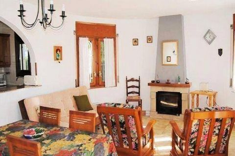 To rent this house for 4 people on the Costa Dorada 3.5 km from Ametlla de Mar just 500m from the sandy beach of Las Tres Calas (Cala Forn) This house consists of a living-dining room, a kitchen open equipped, 2 bedrooms with a double bed and 2 singl...