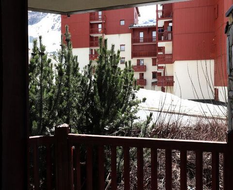 4*** Ferienresidenz mit Dienstleistungen im Sektor Val Claret Bas, in der Nähe der Pisten, der Standseilbahn und der Geschäfte. Auf den Höhen von Tignes, im Bezirk Val Claret auf einer Höhe von 2100 Metern, liegt das Ecrin des Neiges in der Nähe der ...