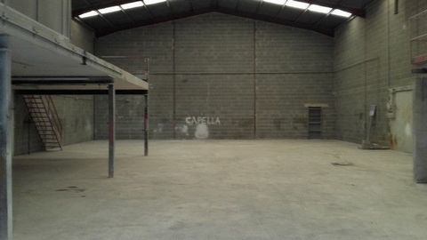 NAVE EN VENTA EN BURRIANA, CON OFICINAS, BAÑO, ALTILLO, CON SALIDA DE HUMOS, PREPARADA PARA LUZ TRIFASICA. [IW]