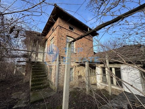 Top Estate Real Estate bietet Ihnen ein zweistöckiges Backsteinhaus mit Brunnen im Dorf Mihaltsi in der Region Veliko Tarnovo. Das Dorf liegt 5 km von der Stadt Pavlikeni und 30 km von der Stadt Veliko Tarnovo entfernt. Das Haus hat zwei Etagen, von ...