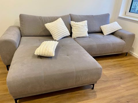 In der ruhigen Umgebung von Bonn-Holzlar gelegen, ist das Lakeview Apartment ein neu renoviertes Schmuckstück, das die perfekte Mischung aus modernem Komfort und natürlicher Schönheit bietet. Die 3-Zimmer-Wohnung, Am Weiher 7, Bonn 53229, bietet alle...