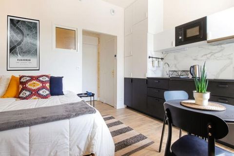 Dit prachtig gerenoveerde appartement is het perfecte toevluchtsoord voor twee gasten die op zoek zijn naar een gezellige en stijlvolle ontsnapping. Het appartement bevindt zich op de tweede verdieping van een klassiek Bordeaux-gebouw en beschikt ove...