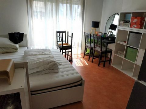 Pour investisseur. Centre-ville de Nantes (44000), quartier Madeleine, appartement à vendre avec locataire en place. Début du bail de 3 ans : 1/09/2022 Loyer : 493 euros + 45 euros charges, non meublé. Lumineux, en rez-de-chaussée surélevé d'une peti...