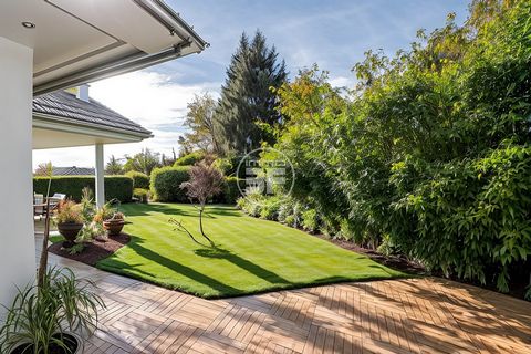 Eccezionale casa Weber di costruzione tedesca Scopri questa magnifica casa in vendita, che combina comfort moderni e un ambiente tranquillo. Con una superficie totale di 300 m² e 230 m² di superficie abitabile, è situato in un ambiente verde lussureg...