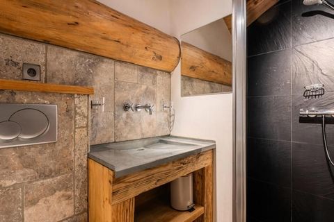 Cette propriété, un charmant chalet traditionnel, offre 185 m² répartis sur trois niveaux, pouvant accueillir jusqu'à 10 personnes. Le chalet dispose de 5 chambres spacieuses, dont 4 lits doubles et 2 lits simples, idéales pour les familles ou les gr...