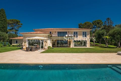 Vous souhaitez habiter à Mougins dans un cadre d'exception alliant vue panoramique et quiétude absolue ? Nous avons le plaisir de vous présenter une magnifique villa néo-contemporaine à vendre, alliant modernité et élégance provençale. Nichée en haut...