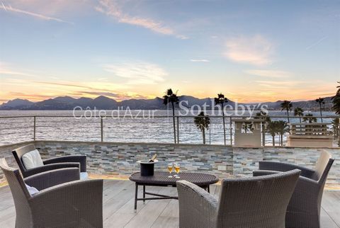 À Cannes, à proximité du Vieux-Port et des plages, au dernier étage d'un immeuble de standing, se trouve un superbe appartement entièrement rénové d'environ 120 m², agrémenté d'une exceptionnelle terrasse sur le toit d'environ 105 m² face à la mer. E...