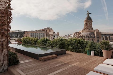 Appartementen aan de Passeig de Gràcia in Barcelona Dichtbij Luxe Winkels De appartementen die te koop staan zijn gelegen aan de Passeig de Gràcia, een van de meest prestigieuze en iconische straten in Barcelona. Passeig de Gràcia is omgeven door lux...