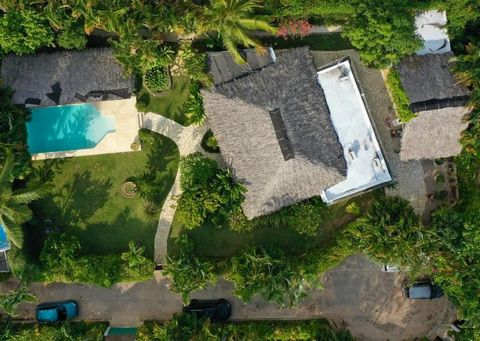 Luxe huis met zwembad en tuin in de buurt van het strand Dit spectaculaire huis combineert luxe en natuur in één ruimte. Het ligt op een steenworp afstand van het strand en biedt een exclusieve en rustige sfeer, ideaal voor wie op zoek is naar een on...