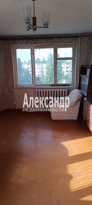 1700992 В центре гор. Приозерска продается трехкомнатная квартира на 4 этаже пятиэтажного дома со всеми видами благоустройства. Квартира теплая, светлая, комнаты раздельные, санузел совмещенный. В квартире давно никто не проживает, требует ремонта. #...