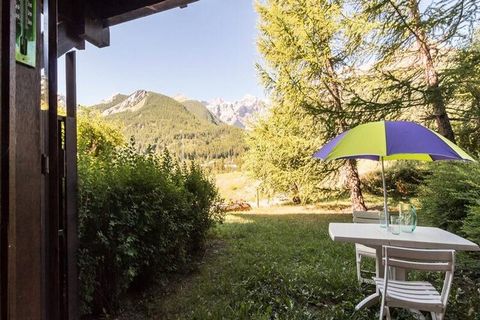 De residentie Les Crêtes ligt op de sortie van het dorp Monêtier les Bains, op 900 meter van de remontées mécaniques en op 100 meter van het noordelijke skidomein. Deze vakantielocatie omvat: een cabine met meerdere superposities, een verblijf met ee...