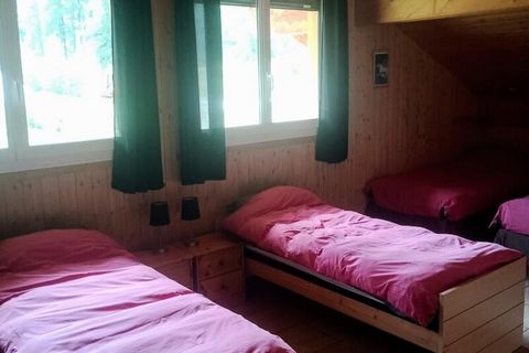 Dit ruime vakantiehuis met 5 kamers, gelegen in het hart van Serre Chevalier, biedt een comfortabele en gastvrije omgeving voor gezinnen of groepen tot 10 personen. De accommodatie beschikt over vier gezellige slaapkamers, inclusief eenpersoonsbedden...