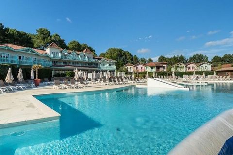 Questa affascinante casa vacanze, situata in un tranquillo ambiente verdeggiante a meno di 3 km dalle spiagge e dal centro di Lacanau Océan, offre un rifugio tranquillo per un massimo di sei persone. La casa dispone di un confortevole soggiorno, due ...