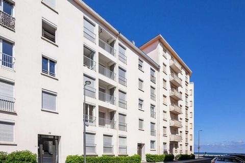 Questo affascinante monolocale a Hendaye, situato al secondo piano di un residence sul mare, ט l'ideale per una vacanza rilassante. Dispone di un soggiorno con un letto da 140 cm e un letto estraibile da 90 cm, che puע ospitare fino a tre persone. La...