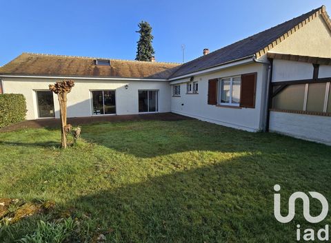 iad France - Florent Augrinet vous propose: BRACIEUX Proche bourg : Maison de plain-pied comprenant : Entrée, 3 chambres dont 1 avec cheminée, 2 salles d'eau, 2 WC, salon salle à manger avec cheminée et mezzanine, cuisine aménagée et équipée. 1 garag...