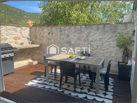 Prête à accueillir votre famille, cette charmante maison de village entièrement rénovée avec goût, vous offre de beaux volumes.