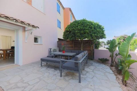 This holiday home has a beautiful patio where you can relax, an entrance with a fully equipped open kitchen, a living room opening onto the East-facing terrace with a security barrier on the canal, and a berth. This place is ideal for a family vacati...