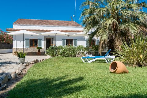 Welcome to this beautiful chalet located at only 350 meters from the beach of Puerto de Alcúdia, offering accommodation for 6 people. The exterior of this fantastic chalet is really nice. In front of the house, there is a beautiful area to have break...