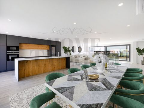 Ce fabuleux penthouse dispose d'un accès direct par ascenseur à l'étage salon, qui est situé au dernier étage. Au dernier étage, nous trouvons la cuisine en open space, la buanderie, la salle à manger, le salon et deux terrasses de 40m². Les trois ch...