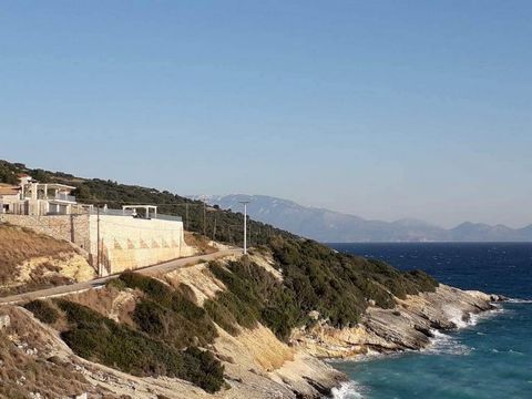 Cette magnifique villa de 3 chambres se trouve sur une colline sur la côte est de Zakynthos. Xygia est une partie très naturelle et non développée de l’île avec des eaux claires et calmes et des vues imprenables. Répartie sur 2 niveaux, cette proprié...
