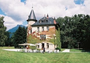 CHATEAU SAVOIE 18è entièrement restauré avec vue Au pied des Alpes proche de Chambéry, à 1h20 de Genève et de Lyon, une demeure de charme au coeur d'un domaine de plus d'environ 4ha offrant une vue exceptionnelle sur le parc naturel régional des baug...